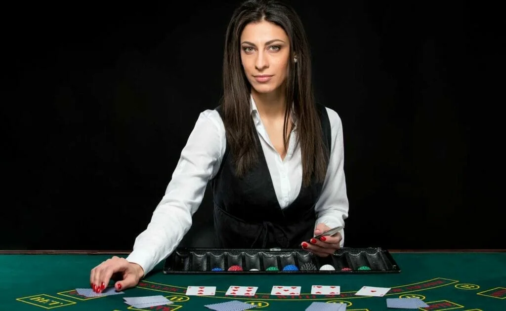 Dealer memandu permainan pada meja kasino live